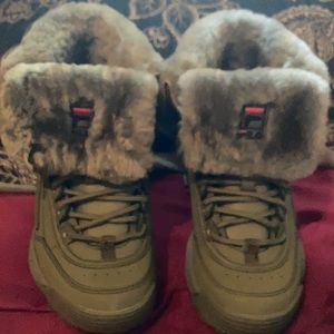 Fila army green boots with fur inside